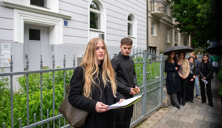 Schülerin Lilly Balling verliest die Biographien von Ise und Otto Gugenheim