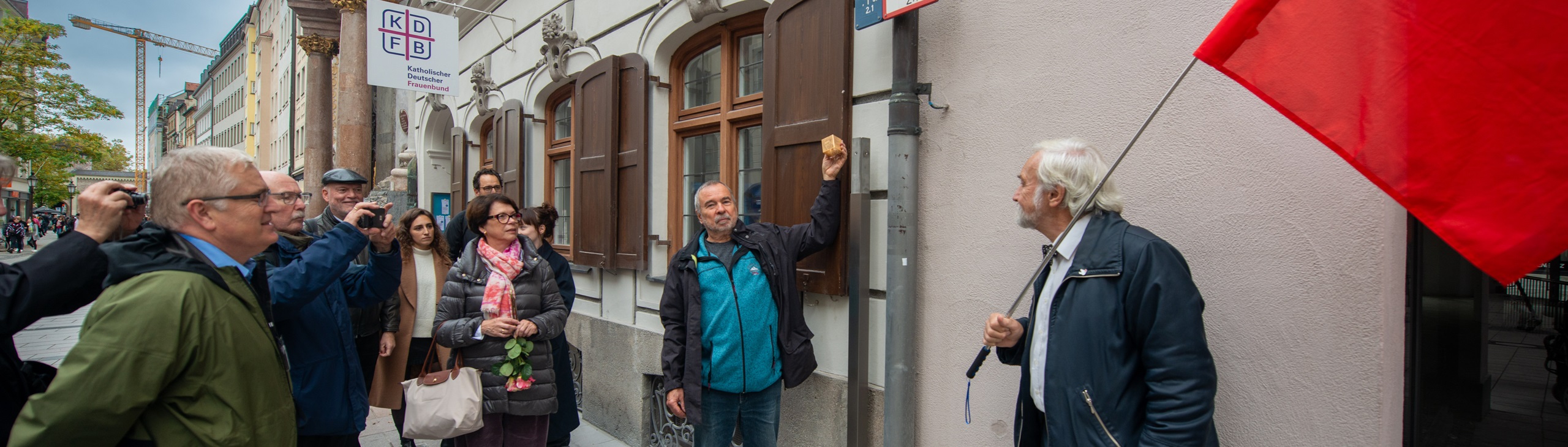 Das Erinnerungszeichen für Walter Häbich wird angebracht