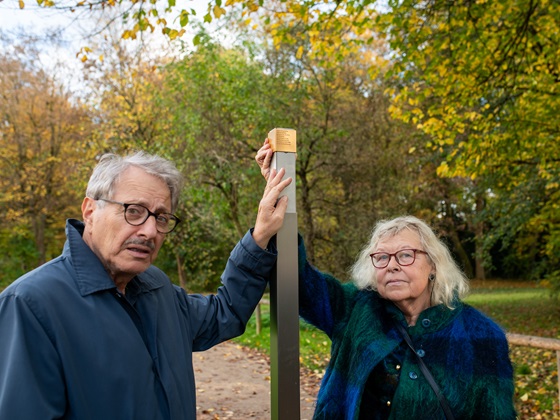 Stadtrat Marian Offman und Gunda Wolf-Tinapp bringen das Erinnerungszeichen für Heinz Herszdörfer an