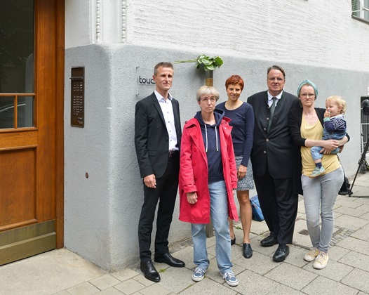 Gruppenfoto mit den Erinnerungszeichen für das Ehepaar Neuburger