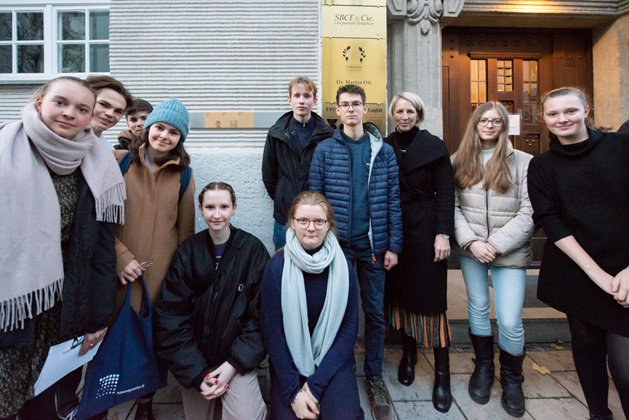 Group picture with the Memorial Signs for Irma Hecht, Dr med. Eugen Doernberger und Dr jur. Hermann Raff