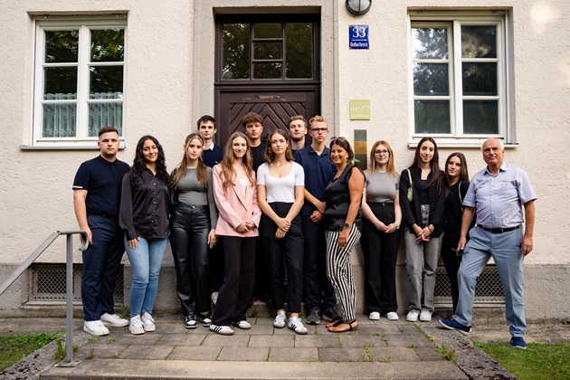 Gruppenbild vor dem Erinnerungszeichen für Alois Koller