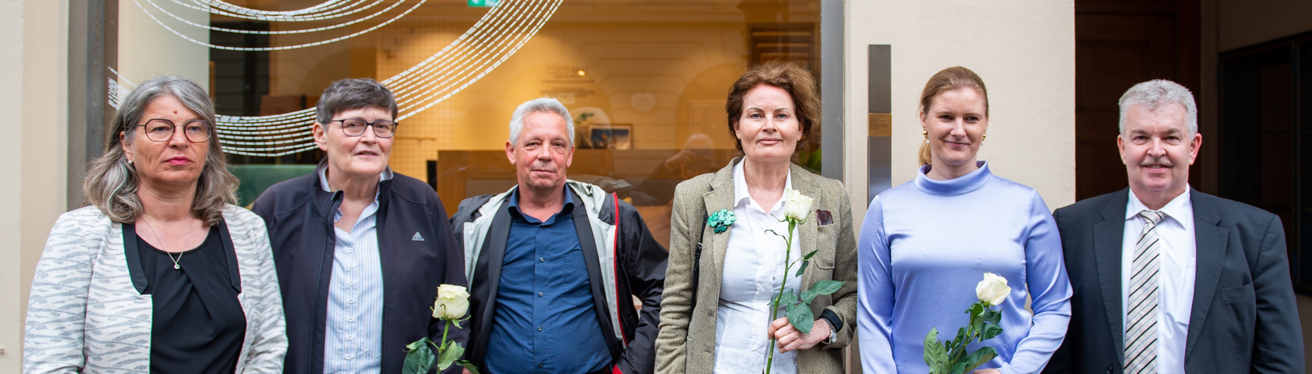 Gruppenfoto vor dem Erinnerungszeichen für Dr. Gustav Wiener