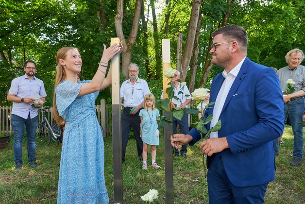 Ein Mitglied der Siedlervereinigung und Sebastian Kriesel vom Bezirksausschuss Aubing-Lochhausen-Langwied