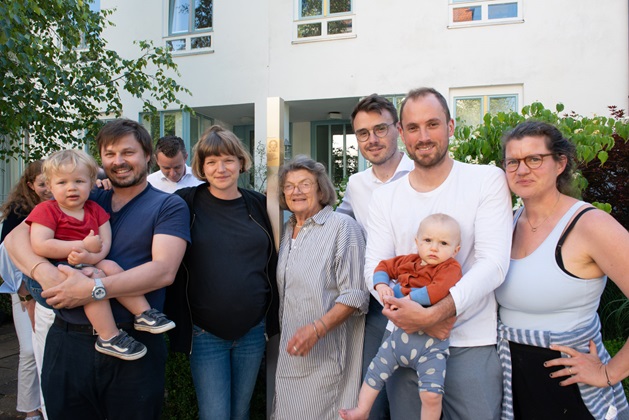 Familienangehörige vor den neuen Erinnerungszeichen