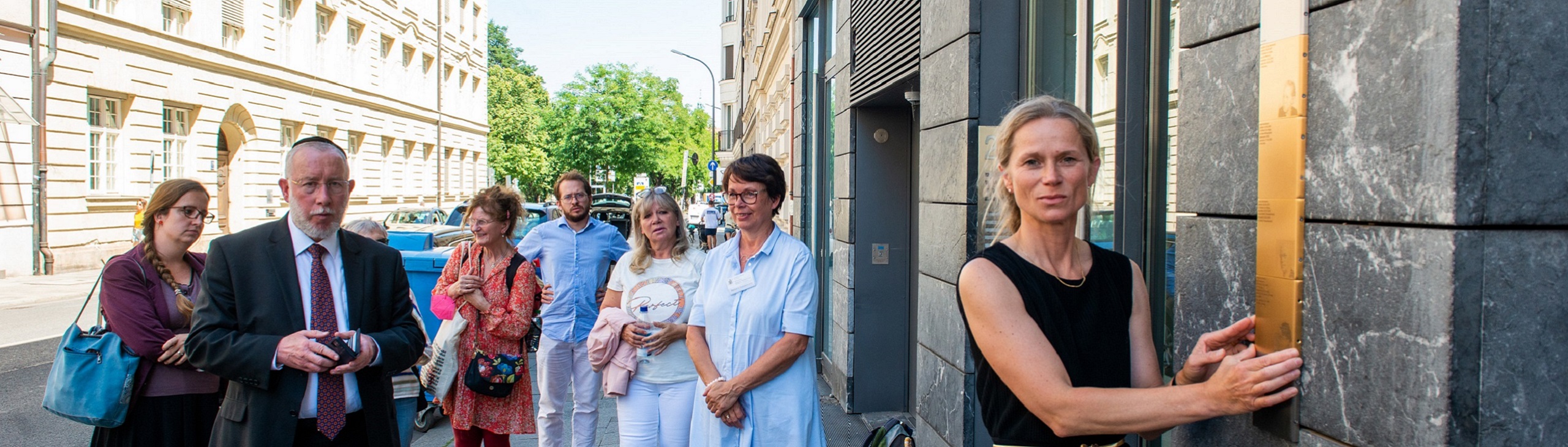 Die Anbringung des Erinnerungszeichen für die Familie Bacharach