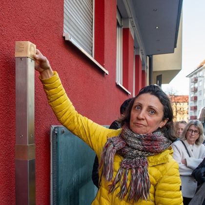 Carole Ernst-Schonberg bringt das Erinnerungszeichen für Lotte Ernst an