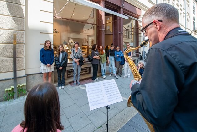 Musikalischer Akt bei der Gedenkveranstaltung für Emanuel und Rosa Reis