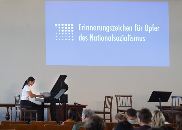 A student of the städtische Sing- und Musikschule at the piano