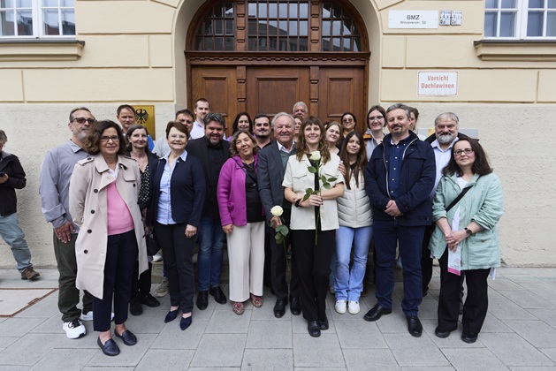 Gruppenbild vor dem ehemaligen Wohnort von Armand und Lina Oster