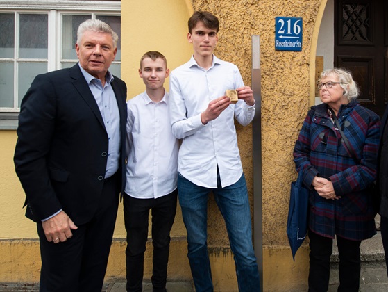 Lord Mayor Dieter Reiter, pupils, and Gunda Wolf-Tinapp of the Ramersdorf-Perlach District Committee