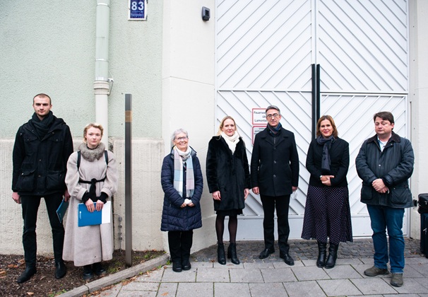 Gruppenbild mit den Erinnerungszeichen für Kitty und Rupprecht Neustätter