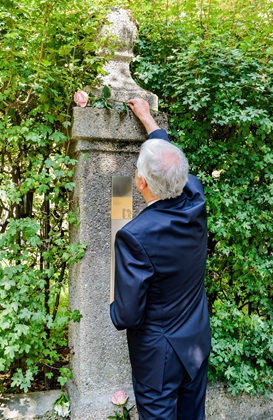 Oberbürgermeister Dieter Reiter vor dem Erinnerungszeichen