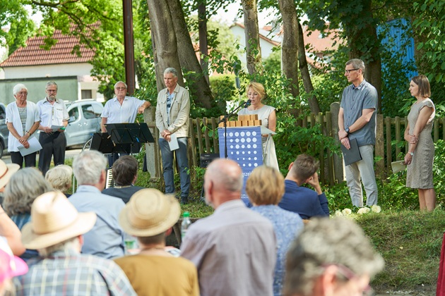 Mitglieder der Siedlervereinigung verlesen die Biografien