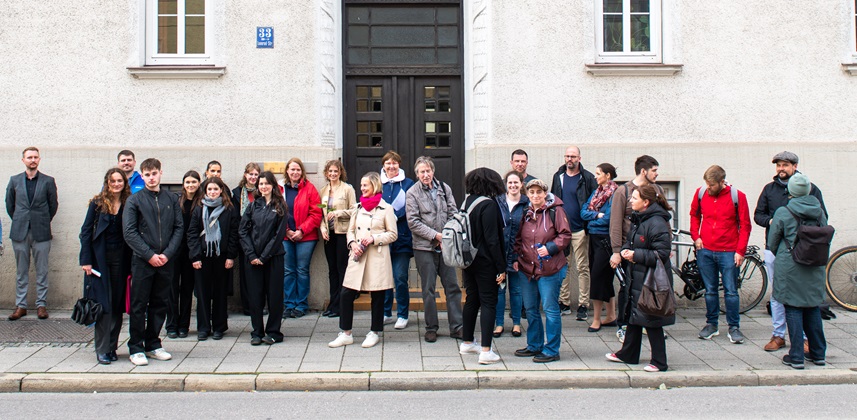 Gruppenbild vor den neuen Erinnerungszeichen