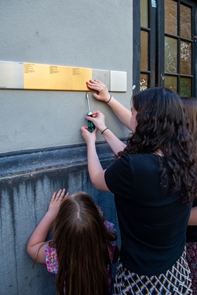 Relatives installimg Memorial Signs
