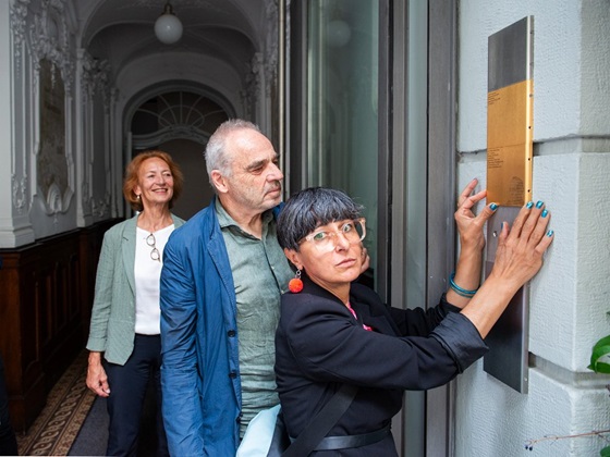 Die Erinnerungszeichen für Henriette Heilbronner und Josef und Bernhard Hausner werden angebracht