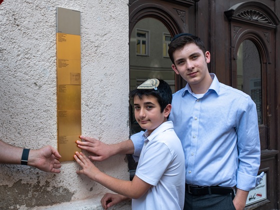 Relatives with the Memorial Signs at Westermühlstraße 37