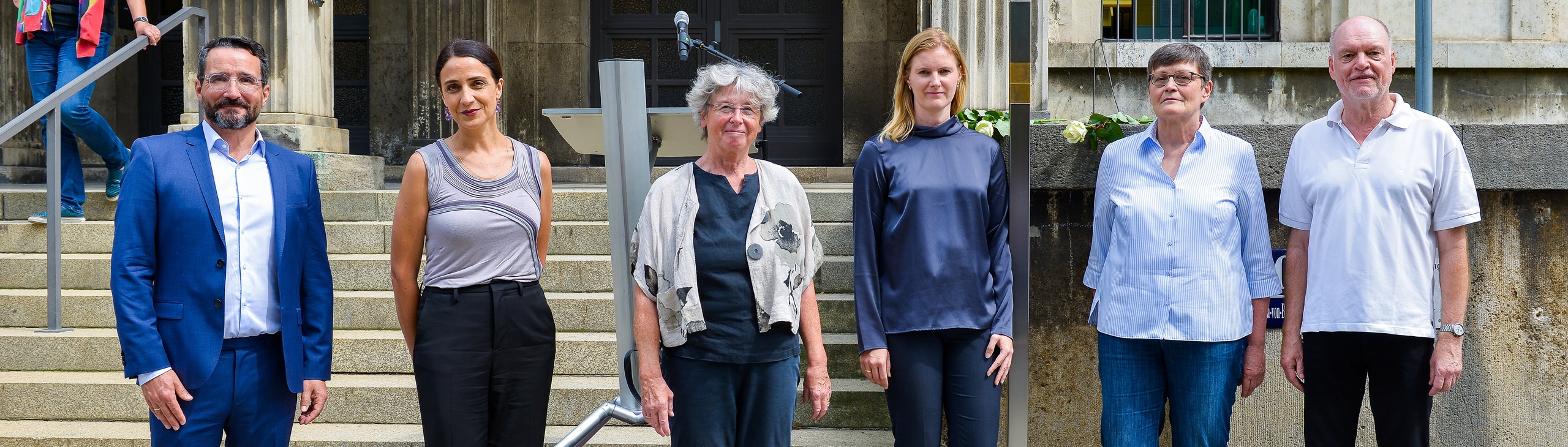 Gruppenfoto mit dem Erinnerungszeichen für Elisabeth Heims und Alexander Dünkelsbühler