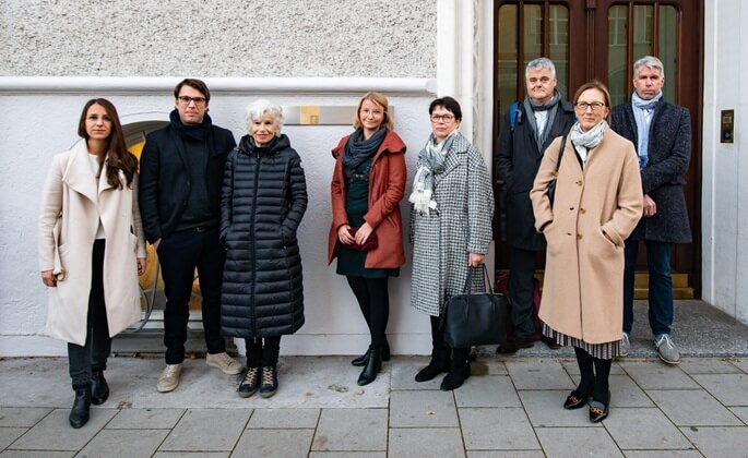 Gruppenbild mit dem Erinnerungszeichen in der Martiusstraße 8