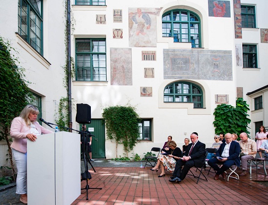 During the commemoration event in the courtyard of the Städtische Riemerschmied Wirtschaftsschule