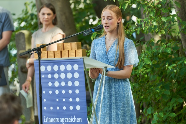 Mitglieder der Siedlervereinigung verlesen die Biografien