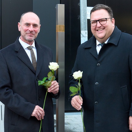 Stadrat Süß (München) und Bürgermeister Bergmann (Hofheim) mit dem Erinnerungszeichen für Siegmund Oppenheimer