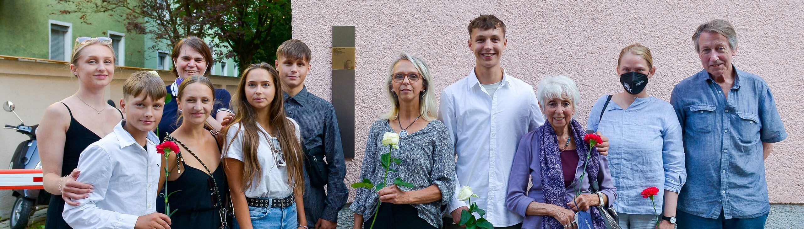 Gruppenbild mit Erinnerungszeichen Volkartstr