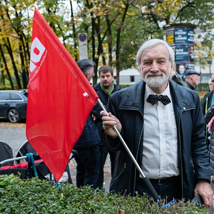 Reinhard Moritz-Schwän mit roter Fahne