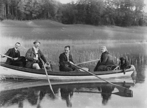 Dr. Zieglwallner (2. v.l.) mit seiner Mutter, dem Familienhund und zwei Freunden in seinem Ruderboot am Simssee