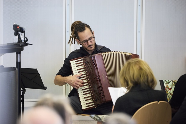 Simon Japha am Akkordeon
