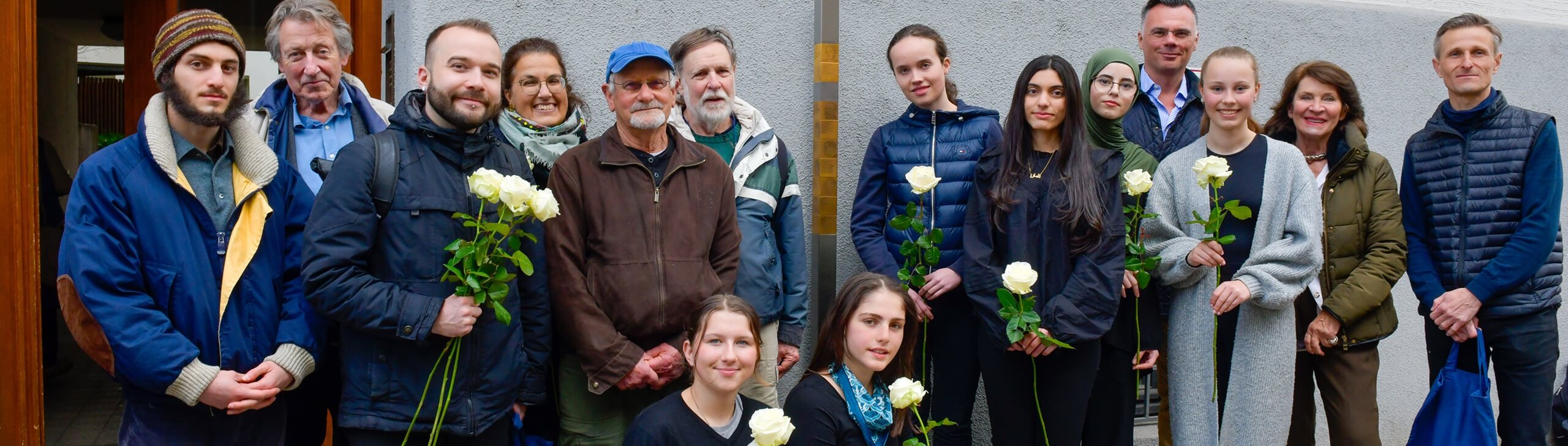 Gruppenfoto mit den Erinnerungszeichen für die Familien Holzer und Spatz