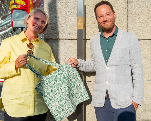 Dr. Regina Prinz and Jamie Hall with an original bag from the Wallach brothers' factory