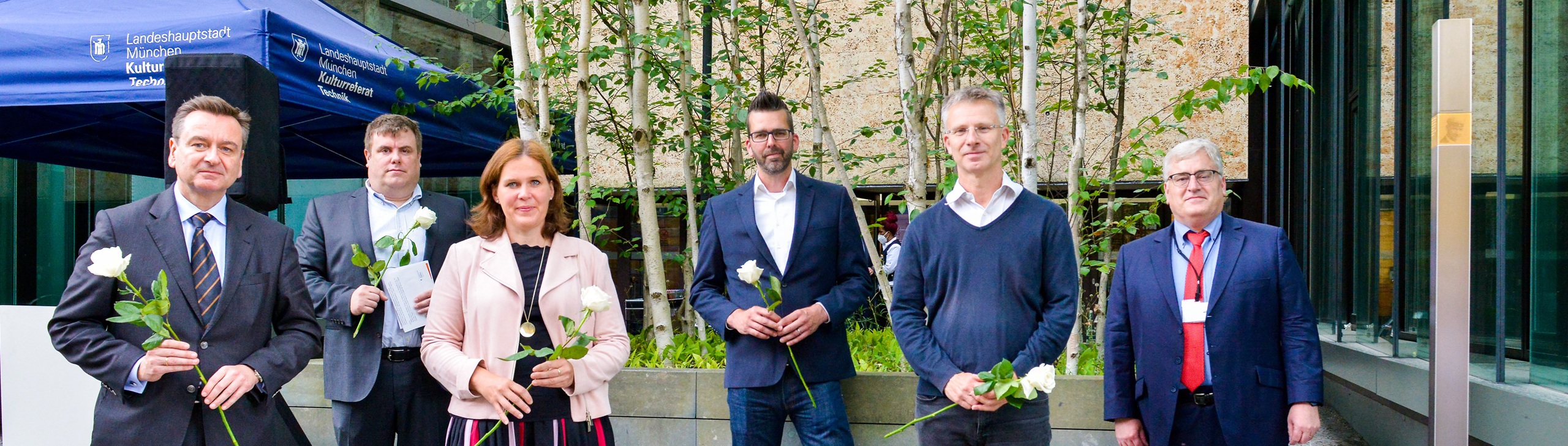 Gruppenbild mit dem Erinnerungszeichen in der Gedonstr.