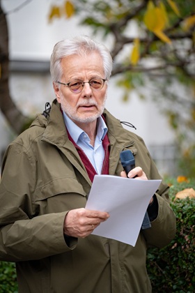 Initiator Wolfgang Reinicke reads out the biographies of Isidor Moritz and Alice Neuburger