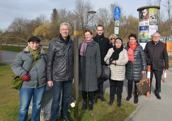 Gruppenfoto mit dem Erinnerungszeichen