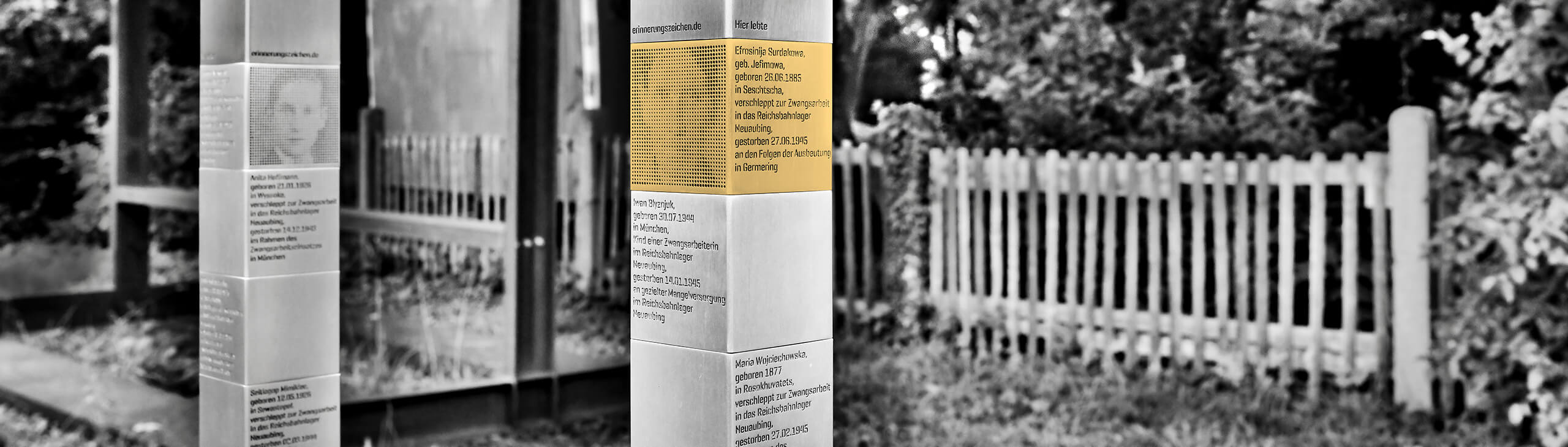 Stele mit Erinnerungszeichen für Efrosinija Surdakowa