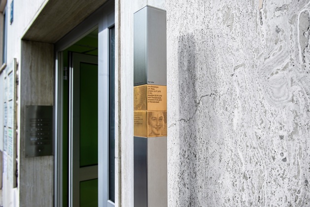 Erinnerungszeichen in der Leopoldstraße 102