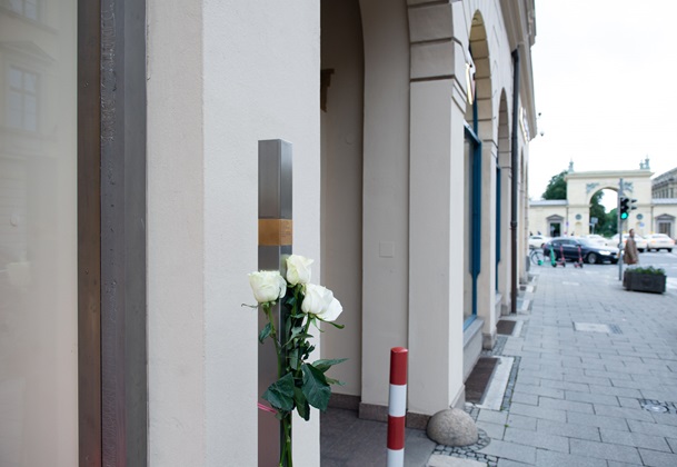 Das Erinnerungszeichen am Odeonsplatz 1