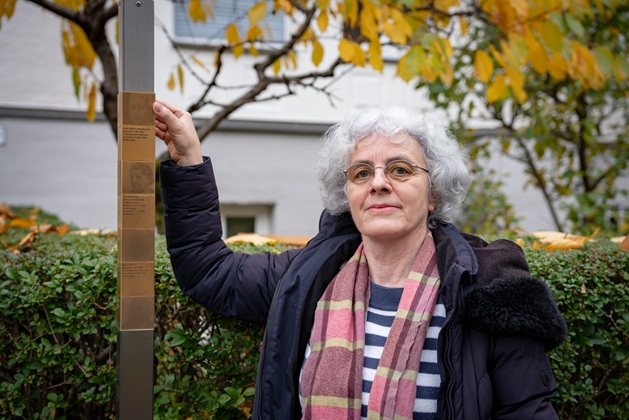 Sonja Schneidinger attaches the Memorial Signs for her family members Moritz and Alice Neuburger