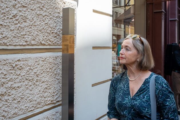 A relative next to the Memorial Signs for Rosa and Emanuel Reis