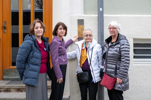 Relatives in front of the Memorial Signs for Erna and Siegmund Marx
