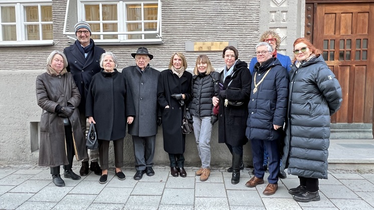 Gruppenbild mit den Erinnerungszeichen für Familie Rothschild und Siegfried Mathias