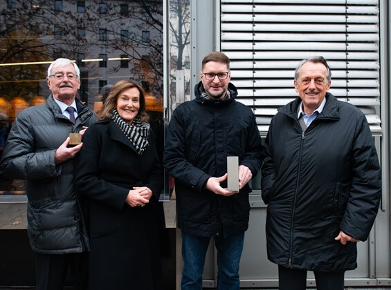 Prof Dr med Thomas Neuhann and other relatives with city councillor Andreas Voßeler