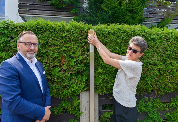 Das Erinnerungszeichen für Berthold Sterneck wird angebracht