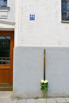 Erinnerungszeichen in der Trogerstraße 44