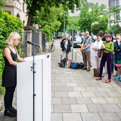 Eine Familienangehörige spricht auf der Gedenkveranstaltung