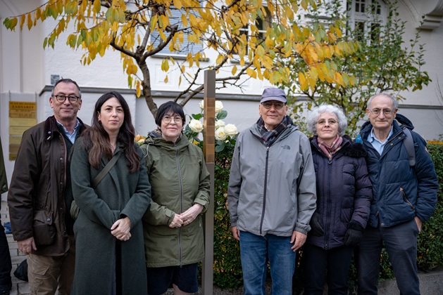 Relatives of Moritz and Alice Neuburger in front of the Memorial Signs