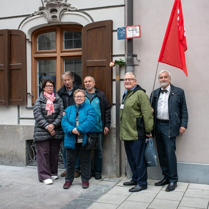 Gruppenfoto mit dem Erinnerungszeichen für Walter Häbich