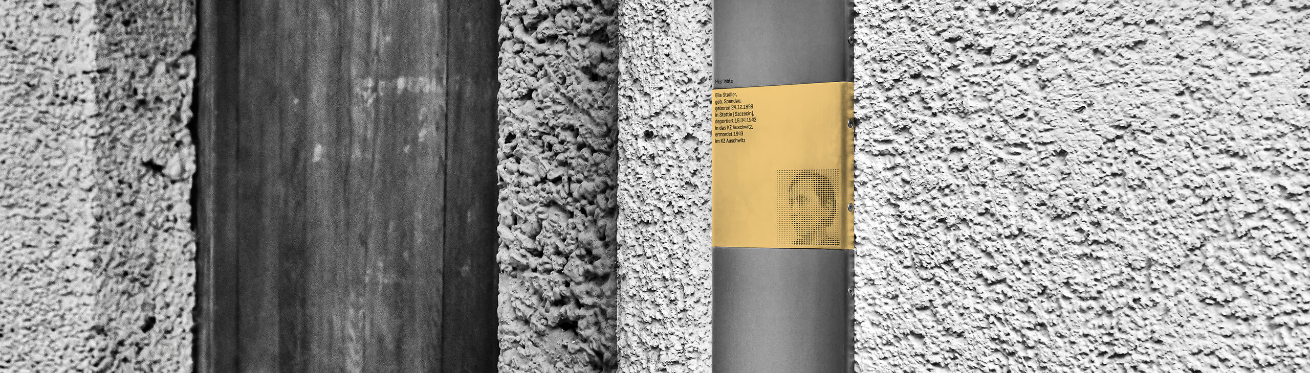 Plakette mit Erinnerungszeichen für Ella Stadler